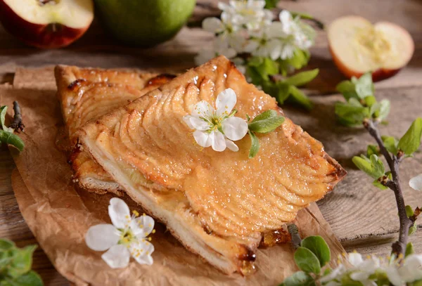 Deliciosa Tarta Manzana Casera Con Flor Blanca Parte Superior — Foto de Stock