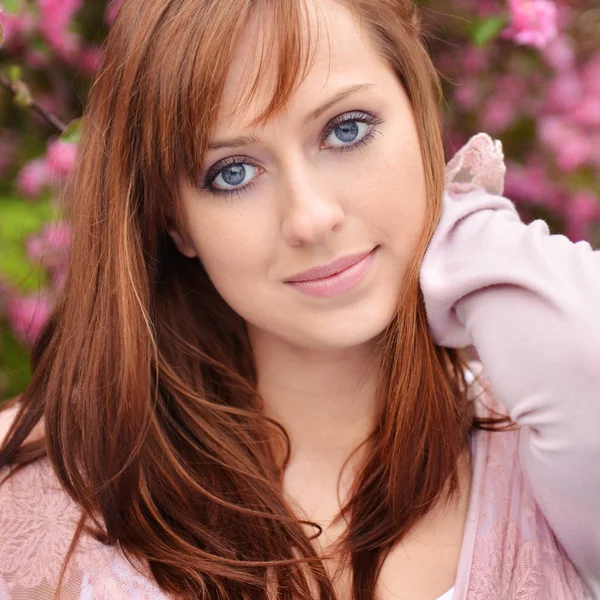 Beautiful Young Woman Posing Spring Flowers Background — Stock Photo, Image