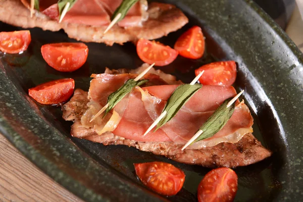 Saltimbocca Met Salie Stukken Van Tomaten — Stockfoto