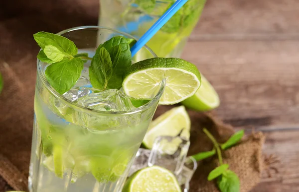 Mojito içmek eski ahşap zemin üzerine