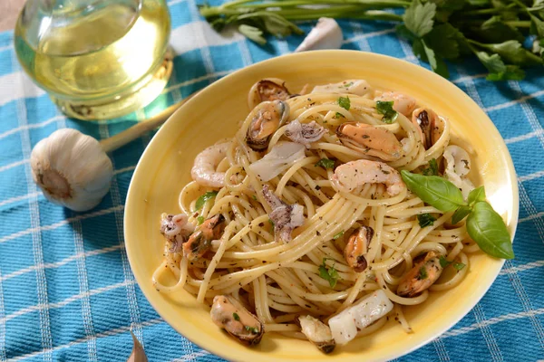 Deniz ürünleri plaka ile lezzetli spagetti makarna