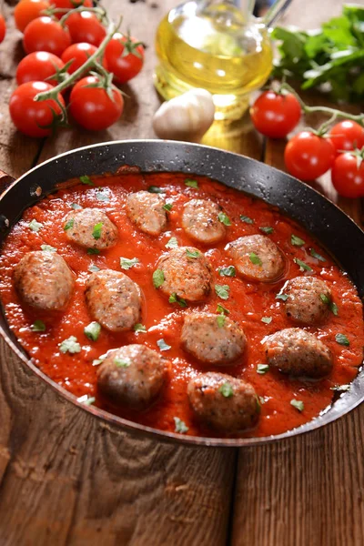 Tavada domates soslu köfte