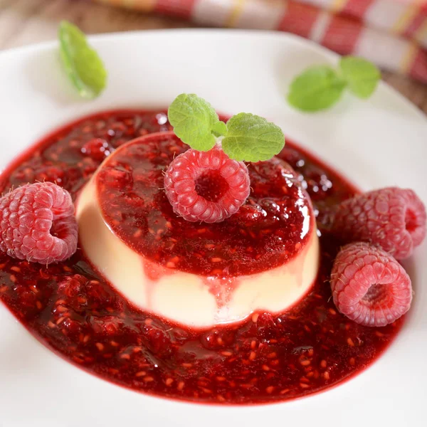 Panna Cotta Dezert Malinami Mátou Listy Vrcholu — Stock fotografie