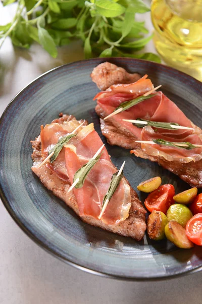 Adaçayı ve domates parçaları ile saltimbocca