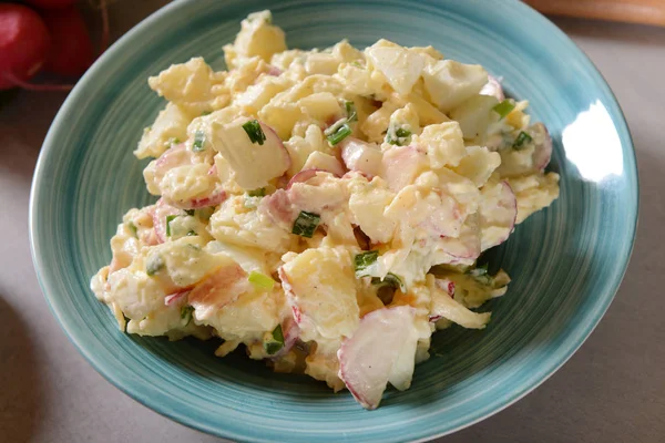 patates taze turp, dereotu ve mavi tabak yumurta salatası