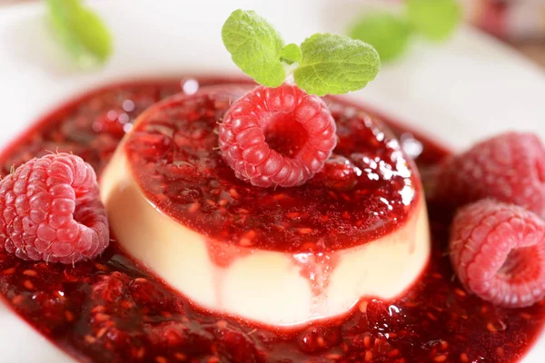 Dessert Panna Cotta Avec Framboises Fraîches Feuilles Menthe Sur Dessus — Photo