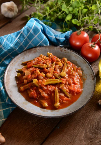 Bamya yemeği domates ile. Geleneksel Yunan, Romen, Bulgar ve Türk yemeği