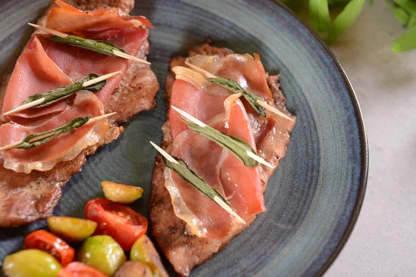 Adaçayı ve domates parçaları ile saltimbocca