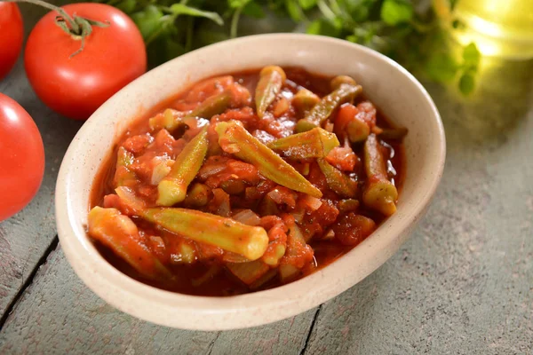 Piatto Okra Con Pomodori Piatto Tradizionale Greco Rumeno Bulgaro Turco — Foto Stock