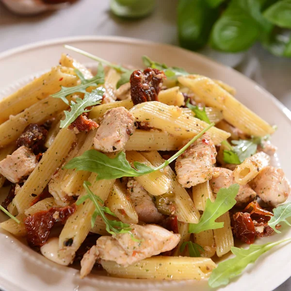 Penne Pasta Con Pollo Tomates Secos Rúcula — Foto de Stock