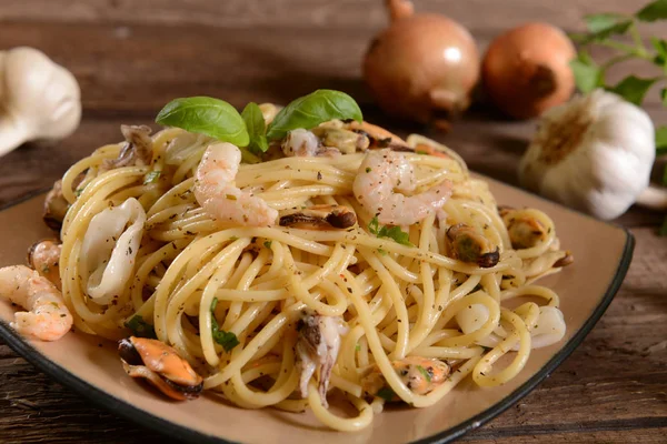 Deniz ürünleri plaka ile lezzetli spagetti makarna