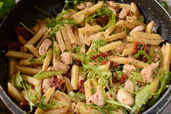 Penne Pasta Con Pollo Tomates Secos Rúcula — Foto de Stock