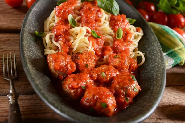 ミートボールとトマトソースのスパゲティ — ストック写真