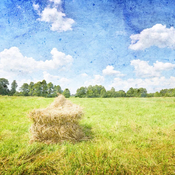 干し草の山と青の空のビンテージ スタイルで夏の風景 — ストック写真