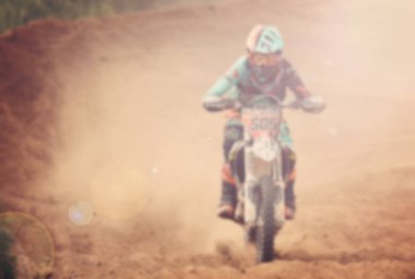 Motosikletçi rides bir motosiklet, motokros defocused arka plan 