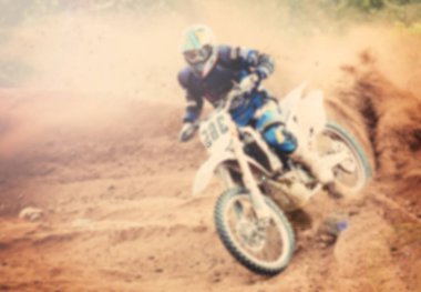 Motosikletçi rides bir motosiklet, motokros defocused arka plan 