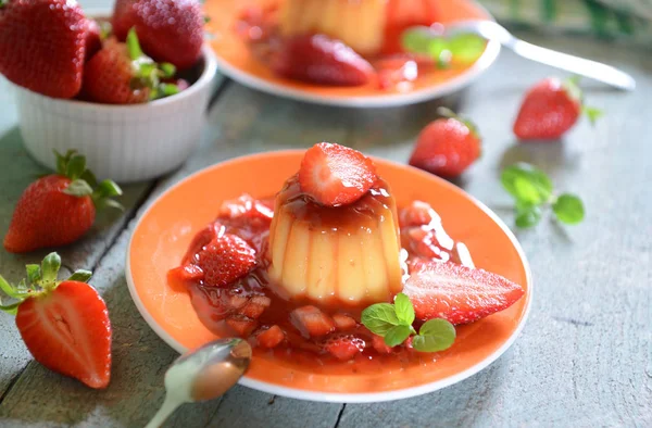 新鮮なイチゴとパンナ コッタ デザート — ストック写真