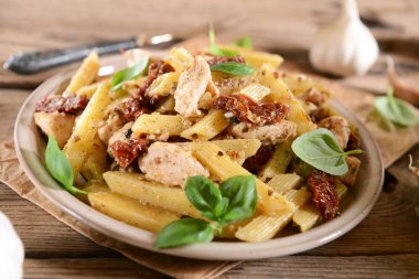 Penne makarna Tavuk, kurutulmuş domates ve rucola