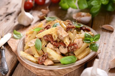 Penne makarna Tavuk, kurutulmuş domates ve rucola