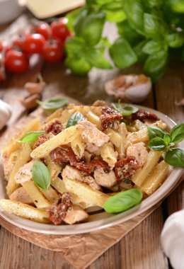 Penne makarna Tavuk, kurutulmuş domates ve rucola