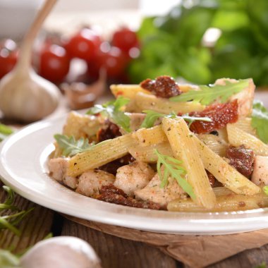 Penne makarna Tavuk, kurutulmuş domates ve rucola