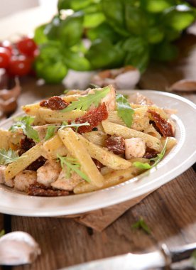 Penne makarna Tavuk, kurutulmuş domates ve rucola