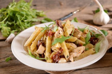 Penne makarna Tavuk, kurutulmuş domates ve rucola