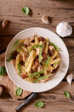 Penne makarna Tavuk, kurutulmuş domates ve rucola