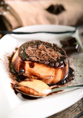 Panna cotta çikolata sosu ve çikolata gevreği ile