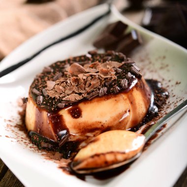 Panna cotta çikolata sosu ve çikolata gevreği ile