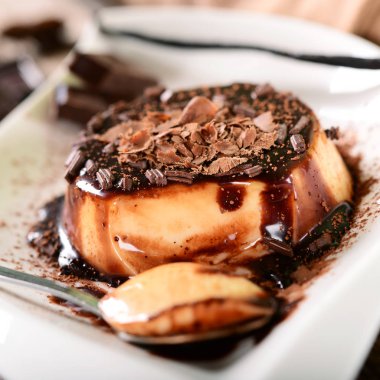 Panna cotta çikolata sosu ve çikolata gevreği ile