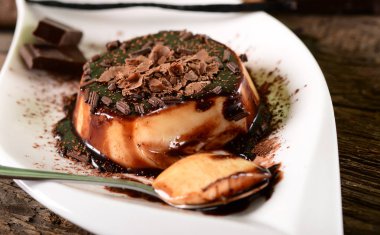 Panna cotta çikolata sosu ve çikolata gevreği ile