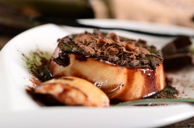 Panna cotta çikolata sosu ve çikolata gevreği ile