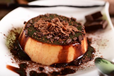Panna cotta çikolata sosu ve çikolata gevreği ile