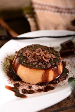 Panna cotta çikolata sosu ve çikolata gevreği ile