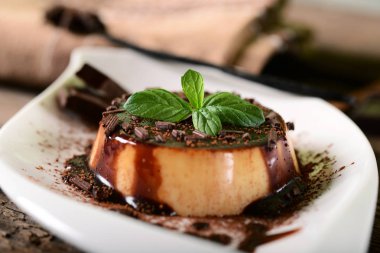 Panna cotta çikolata sosu ve çikolata gevreği ile