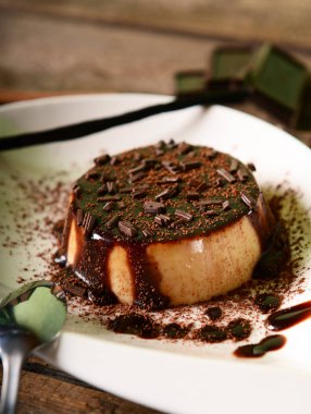 Panna cotta çikolata sosu ve çikolata gevreği ile
