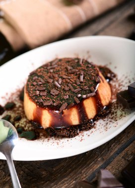 Panna cotta çikolata sosu ve çikolata gevreği ile