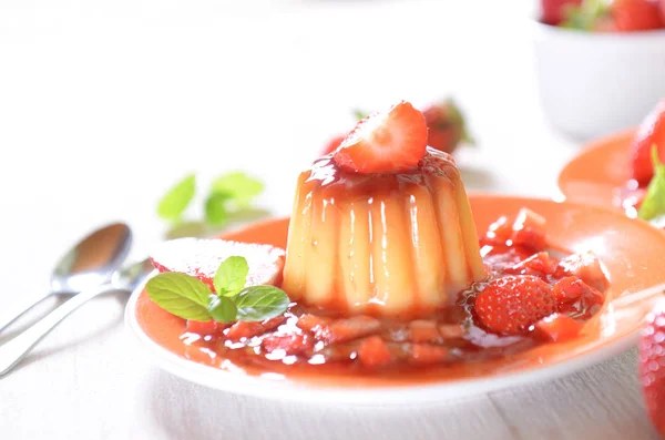 新鮮なイチゴとパンナ コッタ デザート — ストック写真