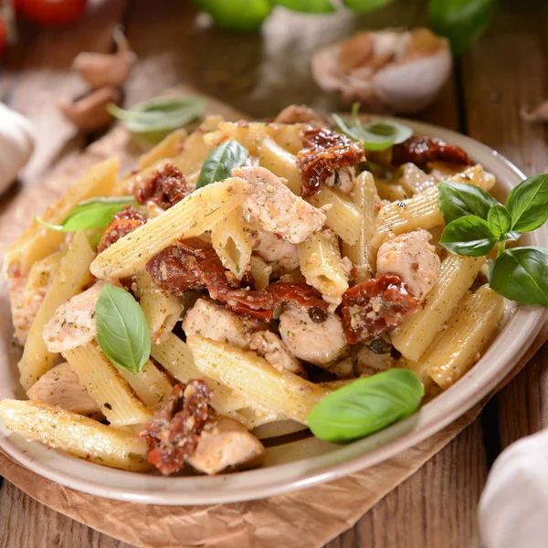 Penne Pasta Con Pollo Tomates Secos Rúcula — Foto de Stock