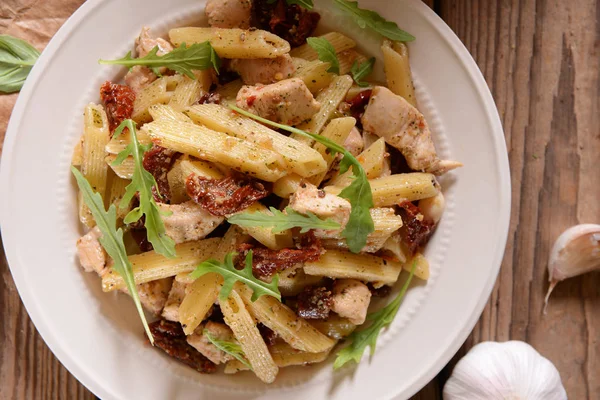 Penne Pasta Con Pollo Tomates Secos Rúcula — Foto de Stock