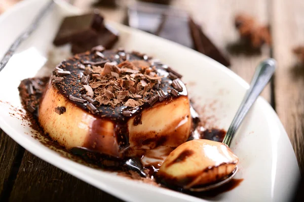 チョコレート ソースとチョコレートのフレークのパンナコッタ — ストック写真