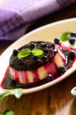 Yaban Yaban mersini ile lezzetli panna cotta
