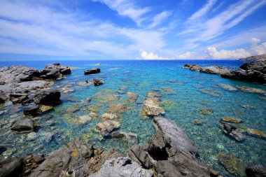 güzel Mediterranean manzara ile kayalık deniz kıyısı