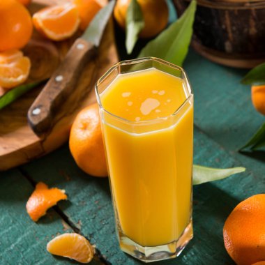 Cam kavanoz içinde taze mandalina suyu