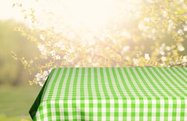 Boş tablo görüntü montages için damalı masa örtüsü ile