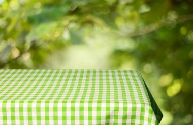 Boş tablo görüntü montages için damalı masa örtüsü ile