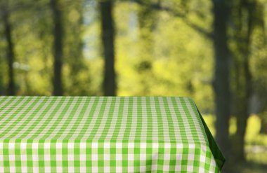 Boş tablo görüntü montages için damalı masa örtüsü ile