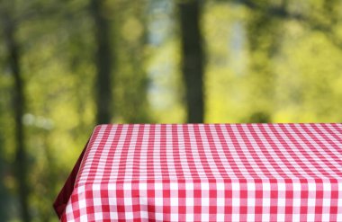 Boş tablo görüntü montages için damalı masa örtüsü ile