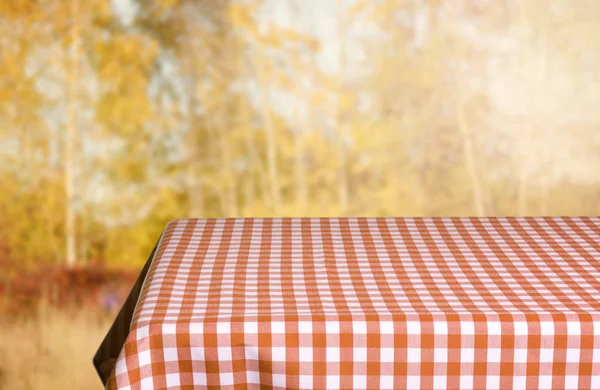 Mesa Vazia Com Toalha Mesa Quadriculada Para Montagens Exibição — Fotografia de Stock